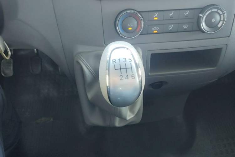 Used JAC Group Sunray 2022 2.0T Fuel-Efficient King PLUS Express Version Short Wheelbase 6-7 Seater – HFC4DB3-2E4 Gear Lever