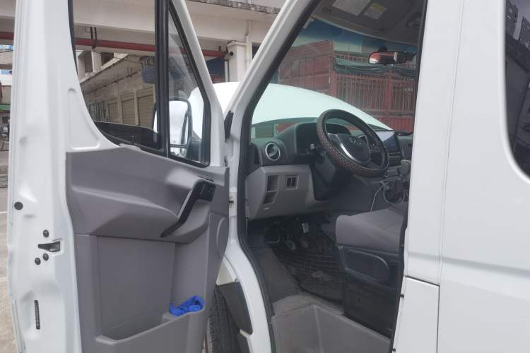 Used JAC Group Sunray 2022 2.0T Fuel-Efficient King PLUS Express Version Mid-axle 5-6 Seats HFC4DB3-2E4 Driver Seat