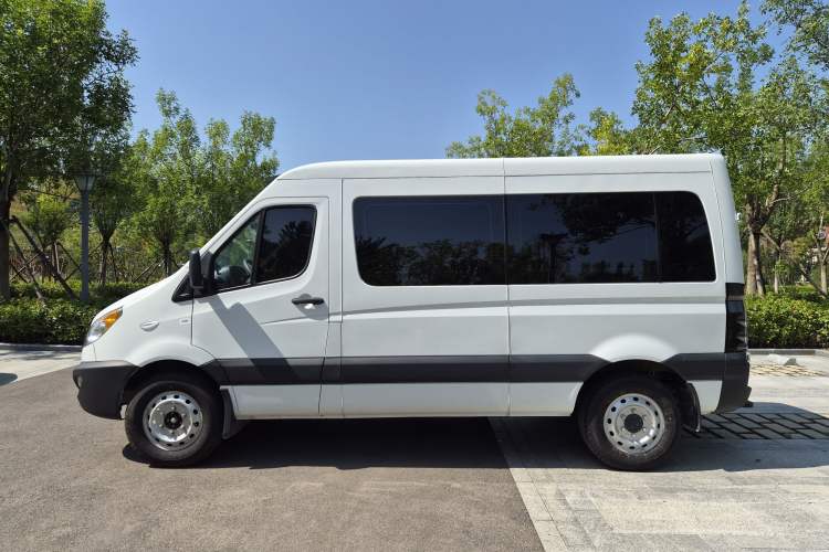Used JAC Group Sunray 2022 2.0T Fuel-Efficient King PLUS Express Version Mid-axle 5-6 Seats HFC4DB3-2E4 Exterior 3
