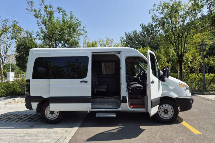 Used JAC Group Sunray 2022 2.0T Fuel-Efficient King PLUS Express Version Mid-axle 5-6 Seats HFC4DB3-2E4 Exterior 4
