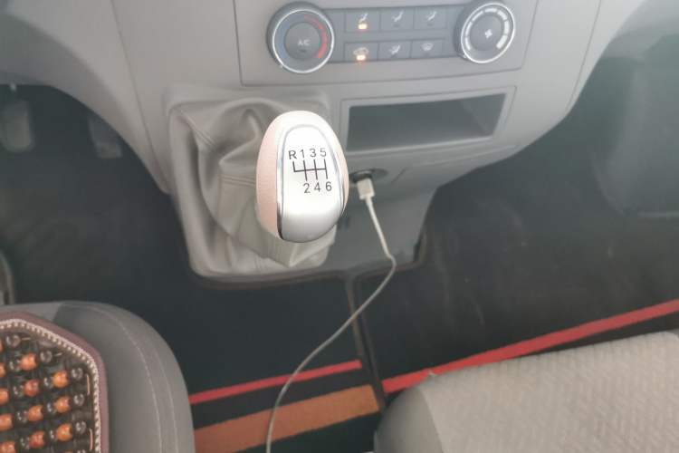 Used JAC Group Sunray 2022 2.0T Fuel-Efficient King PLUS Express Version Middle-Axis 7-Seater HFC4DB3-2E4 Gear Lever