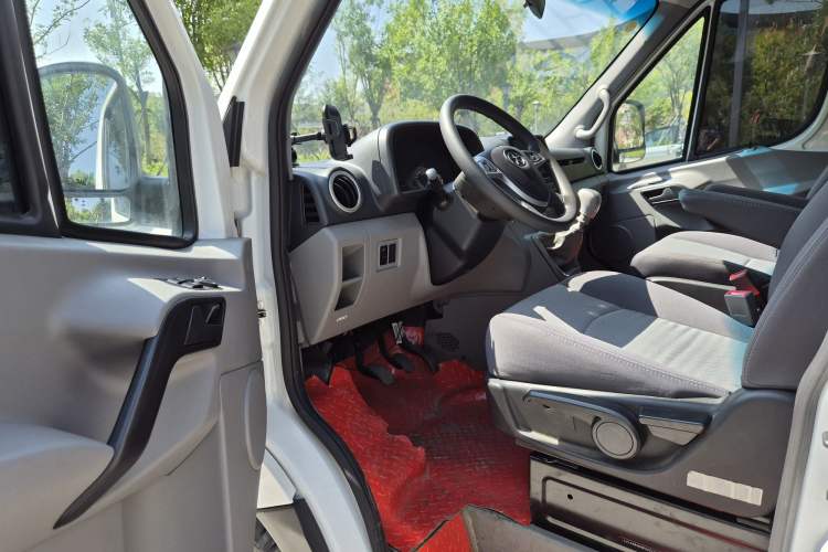 Used JAC Group Sunray 2022 2.0T Fuel-Efficient King PLUS Express Version Mid-axle 5-6 Seats HFC4DB3-2E4 Interior 1