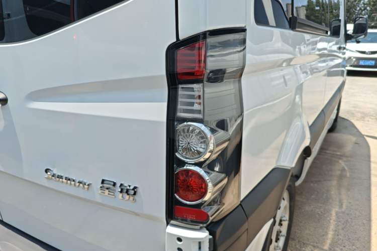 Used JAC Group Sunray 2022 2.0T Fuel-Efficient King PLUS Express Version Mid-axle 5-6 Seats HFC4DB3-2E4 Right Rear Taillight