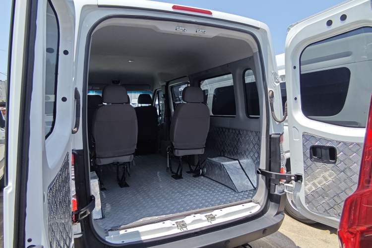 Used JAC Group Sunray 2022 2.0T Fuel-Efficient King PLUS Express Version Mid-axle 5-6 Seats HFC4DB3-2E4 Trunk