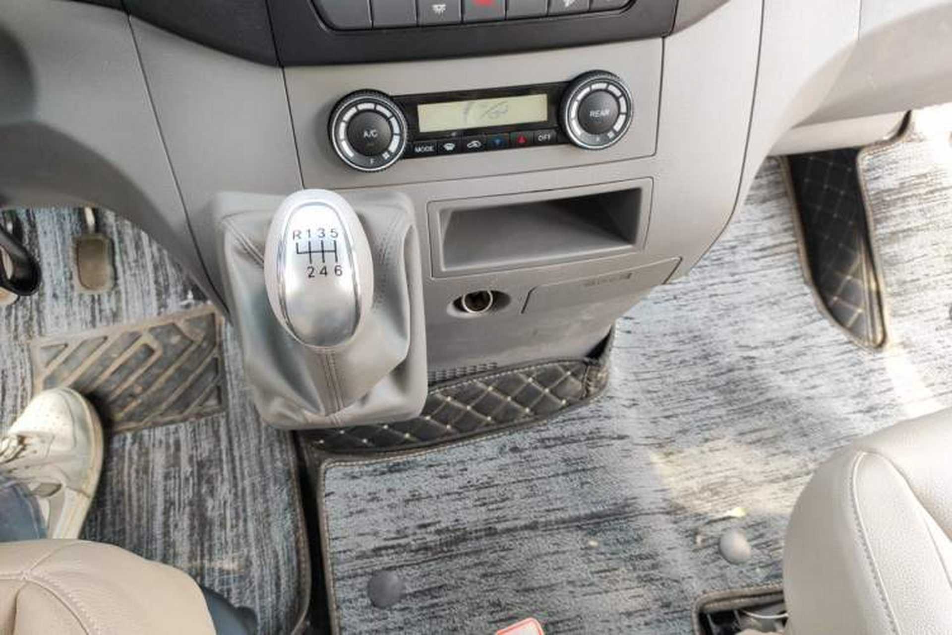 Used JAC Group Sunray 2023 2.0T 5-Series Commercial Version Non-Commercial Use 9-Seater HFC4DB3-2E4 Gear Lever