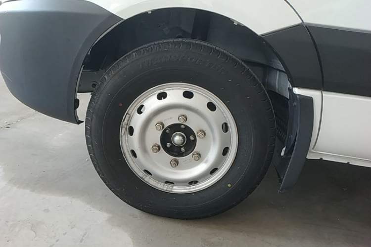 Used JAC Group Sunray 2023 2.0T 5-Series Express Version 6/7 Seats HFC4DB3-2E4 Left Front Wheel Hub