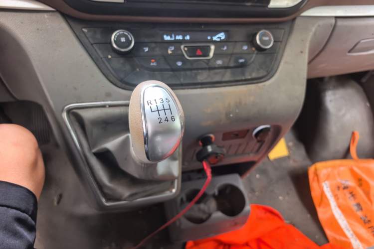 Used JAC Group Sunray 2024 2.5T 5-Series Express Version with Dual Tires Available in 5/6/7-Seater Configurations Gear Lever