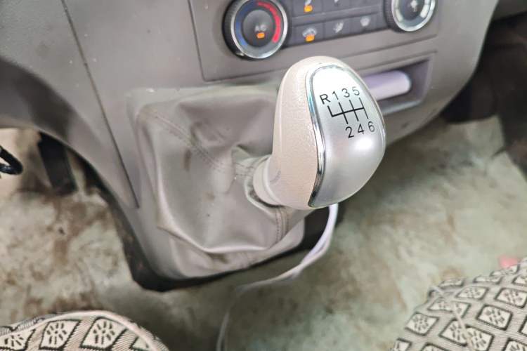 Used JAC Group Sunray 2024 2.0T Long-Wheelbase Express with Dual Tires High Roof—5/6/7-Seater Gear Lever