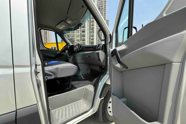 Used JAC Group Sunray 2024 2.0T Comfort Edition Single-Tyre Low-Roof Van with 5/6/7 Seating Configurations Interior 3