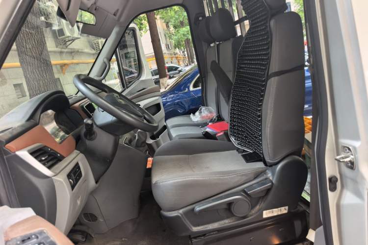 Used JAC Group Sunray 2024 2.5T 5-Series Express Version with Dual Tires Available in 5/6/7-Seater Configurations Left Front Seat