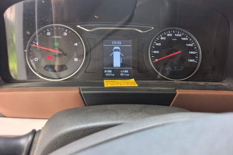 Used JAC Group Sunray 2024 2.5T 5-Series Express Version with Dual Tires Available in 5/6/7-Seater Configurations Odometer Close Up
