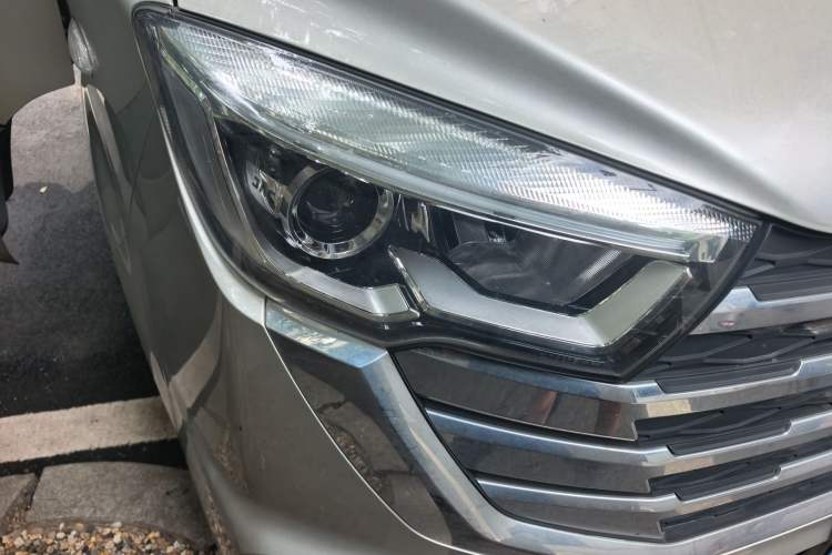 Used JAC Group Sunray 2024 2.5T 5-Series Express Version with Dual Tires Available in 5/6/7-Seater Configurations Right Front Headlight