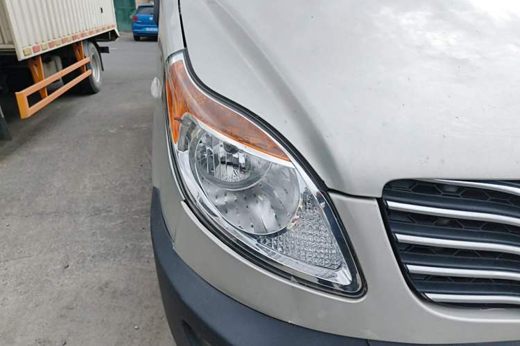 Used JAC Group Sunray 2024 2.0T Comfort Edition Single-Tyre Low-Roof Van with 5/6/7 Seating Configurations Right Front Headlight