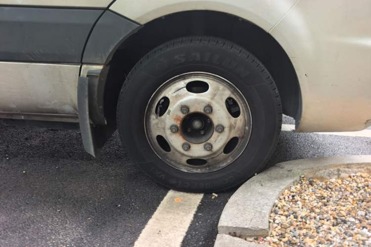 Used JAC Group Sunray 2024 2.5T 5-Series Express Version with Dual Tires Available in 5/6/7-Seater Configurations Right Front Wheel Hub
