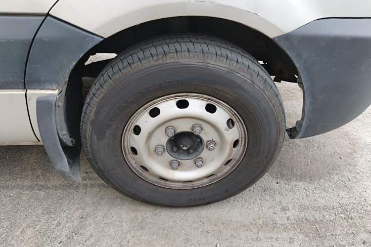 Used JAC Group Sunray 2024 2.0T Comfort Edition Single-Tyre Low-Roof Van with 5/6/7 Seating Configurations Right Front Wheel Hub
