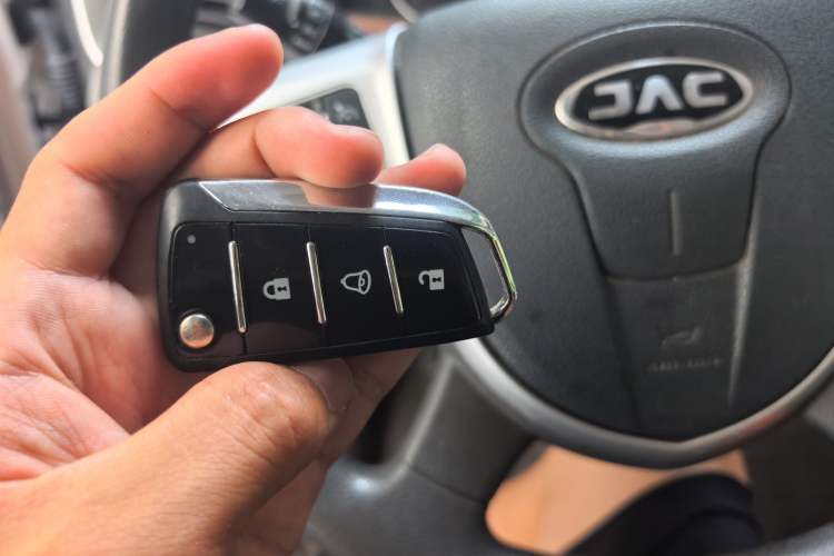 Used JAC Group Sunray 2024 2.5T 5-Series Express Version with Dual Tires Available in 5/6/7-Seater Configurations Vehicle Key