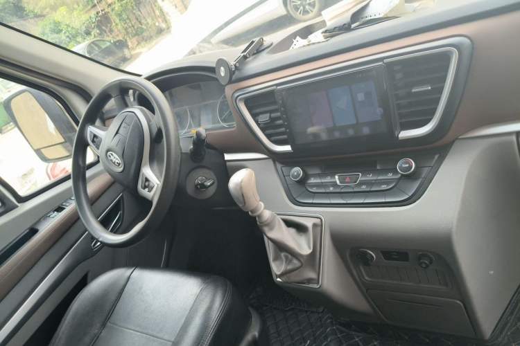 Used JAC Group Sunray 2024 2.5T 5-Series Express Version with Dual Tires Available in 5/6/7-Seater Configurations Center Console
