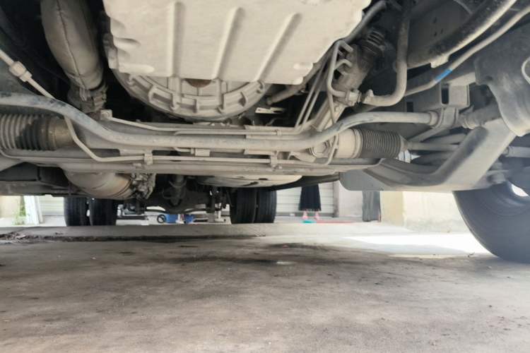 Used JAC Group Sunray 2024 2.5T 5-Series Express Version with Dual Tires Available in 5/6/7-Seater Configurations Chassis Front