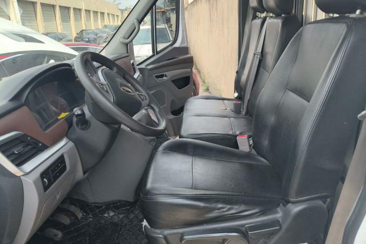 Used JAC Group Sunray 2024 2.5T 5-Series Express Version with Dual Tires Available in 5/6/7-Seater Configurations Driver Seat