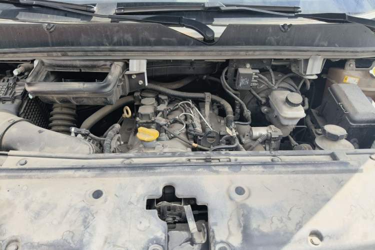 Used JAC Group Sunray 2024 2.5T 5-Series Express Version with Dual Tires Available in 5/6/7-Seater Configurations Engine Bay