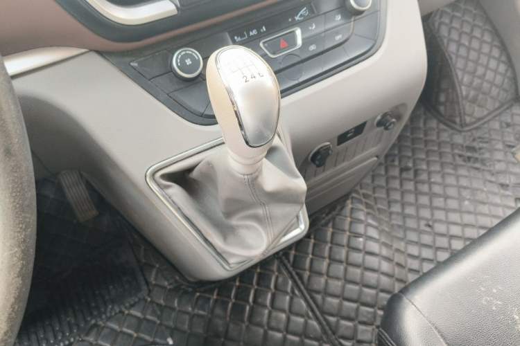 Used JAC Group Sunray 2024 2.5T 5-Series Express Version with Dual Tires Available in 5/6/7-Seater Configurations Gear Lever