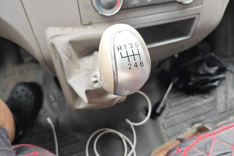 Used JAC Group Sunray 2024 2.0T Manual Mid-Roof Comfort Edition 5/6/7/9-Seater Gear Lever