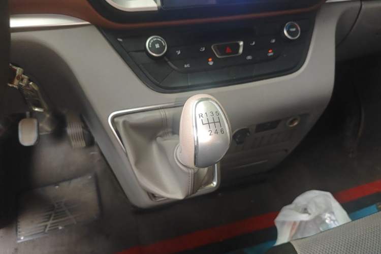 Used JAC Group Sunray 2024 2.5T 5-Series Express Version with Dual Tires Available in 5/6/7-Seater Configurations Gear Lever
