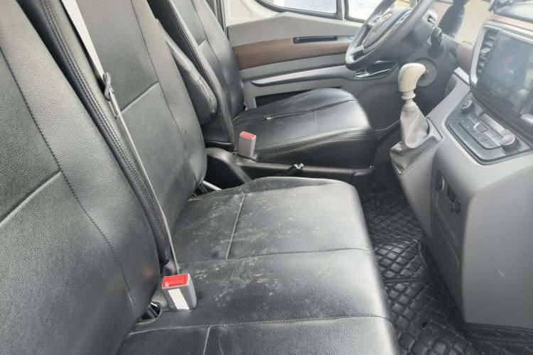Used JAC Group Sunray 2024 2.5T 5-Series Express Version with Dual Tires Available in 5/6/7-Seater Configurations Left Front Seat