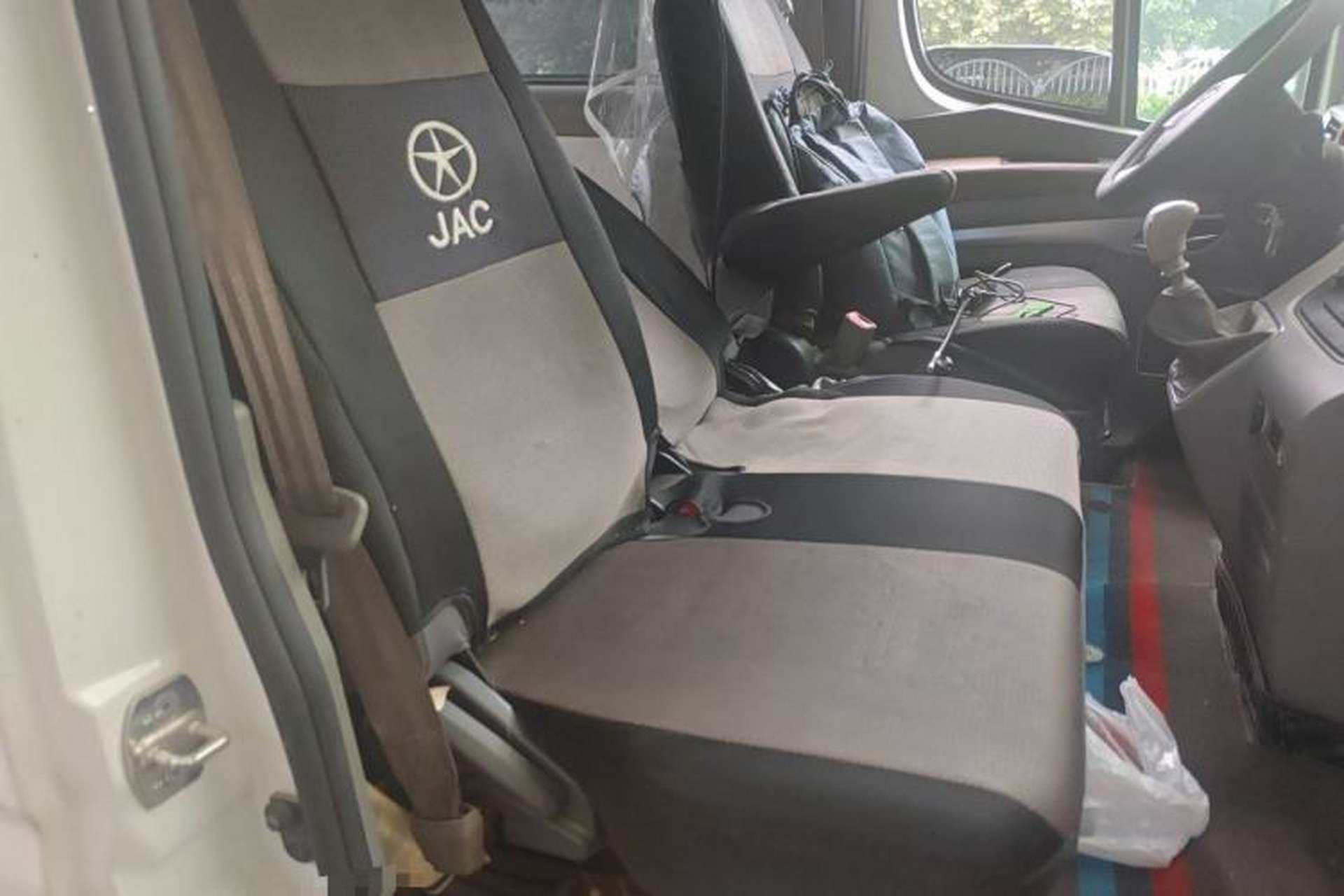 Used JAC Group Sunray 2024 2.5T 5-Series Express Version with Dual Tires Available in 5/6/7-Seater Configurations Left Rear Seat