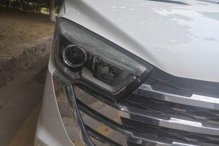 Used JAC Group Sunray 2024 2.5T 5-Series Express Version with Dual Tires Available in 5/6/7-Seater Configurations Right Front Headlight