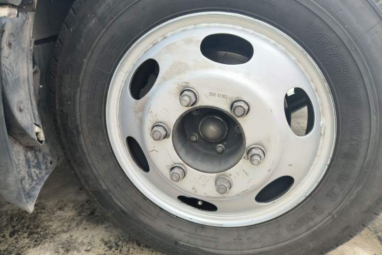 Used JAC Group Sunray 2024 2.5T 5-Series Express Version with Dual Tires Available in 5/6/7-Seater Configurations Right Front Wheel Hub