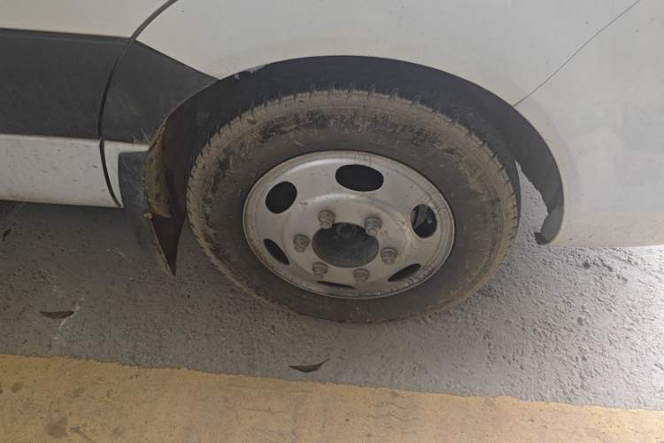 Used JAC Group Sunray 2024 2.5T 5-Series Express Version with Dual Tires Available in 5/6/7-Seater Configurations Right Front Wheel Hub