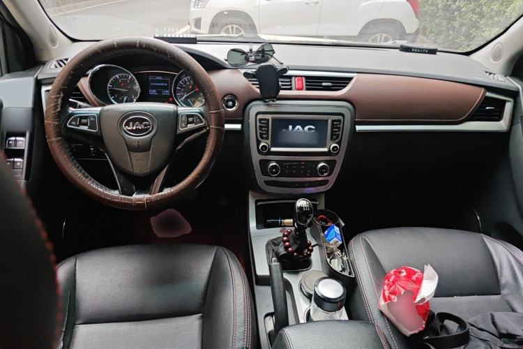 Used JAC Group T6 2017 2.0T Diesel China V Elite Version Long Wheelbase HFC4DB2-1D1 Center Console
