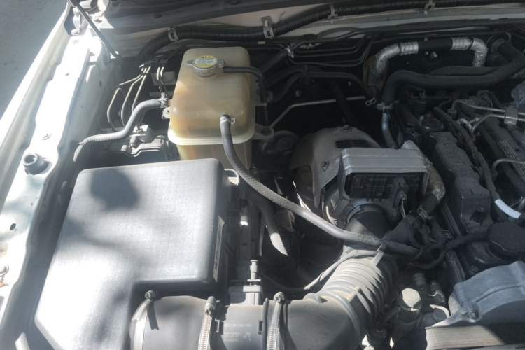Used JAC Group T6 2018 2.0T Diesel China V-Standard Four-Wheel Drive Luxury Version HFC4DB2-1D1 Engine Bay Right