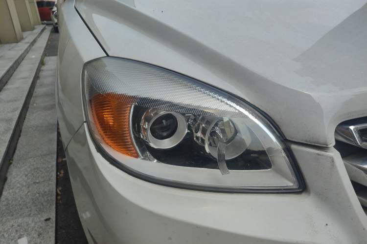 Used JAC Group T6 2018 2.0T Diesel China V-Regulation Four-Wheel Drive Comfort Version Long Wheelbase HFC4DB2-1D1 Right Front Headlight