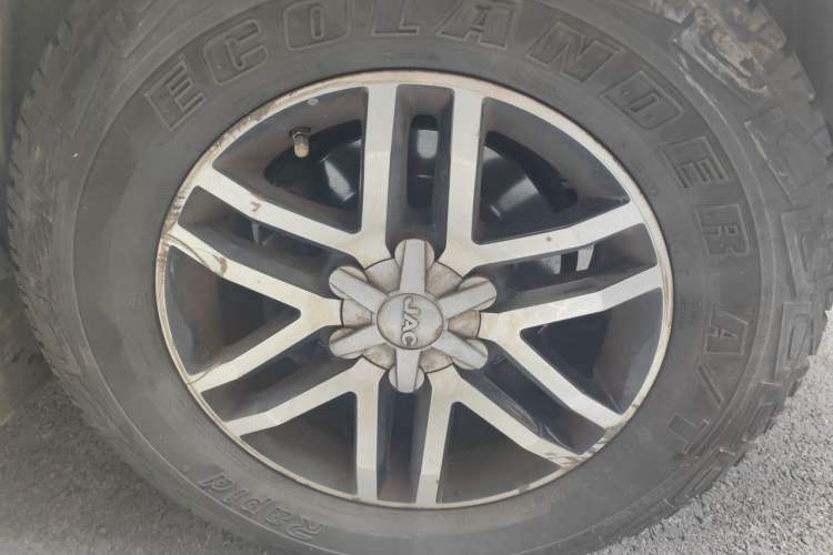 Used JAC Group T6 2018 2.0T Diesel China V-Regulation Four-Wheel Drive Comfort Version Long Wheelbase HFC4DB2-1D1 Right Front Wheel Hub