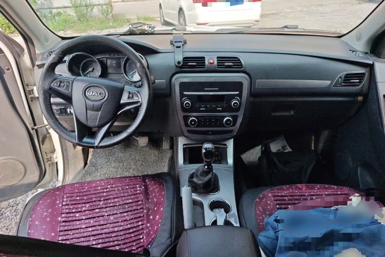Used JAC Group T6 2020 2.0T Diesel Two-Wheel-Drive Elite Version Long Wheelbase China VI Emission Standard HFC4DB2-2E Center Console