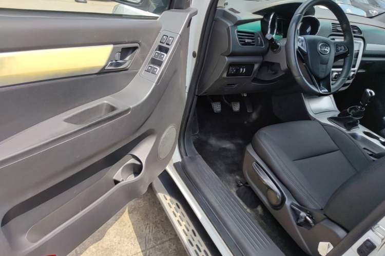 Used JAC Group T6 2020 2.0T Diesel Two-Wheel-Drive Elite Version Long Wheelbase China VI Emission Standard HFC4DB2-2E Driver Seat