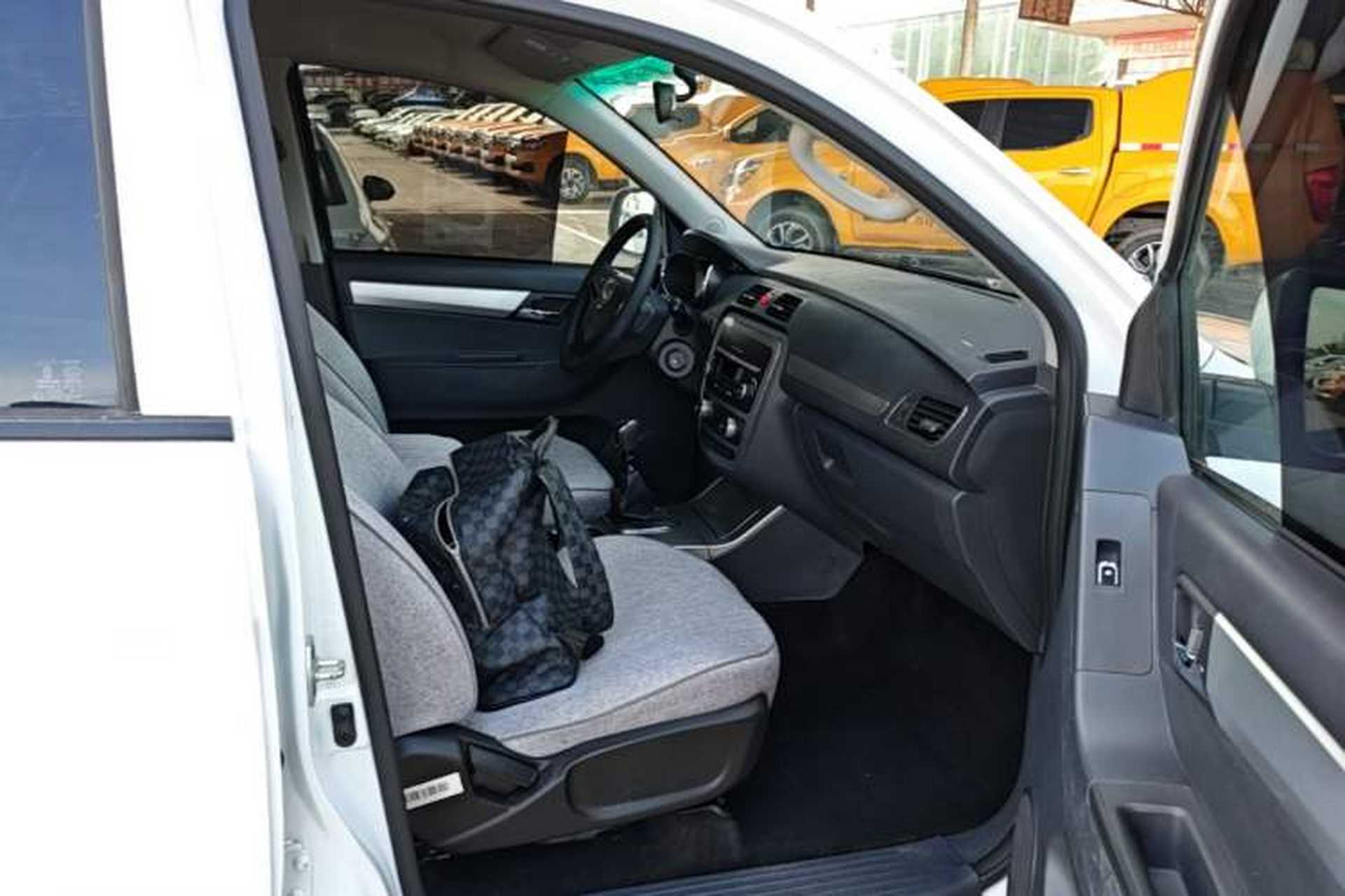 Used JAC Group T6 2020 2.0T Diesel Two-Wheel-Drive Elite Version Long Wheelbase China VI Emission Standard HFC4DB2-2E Right Front Seat