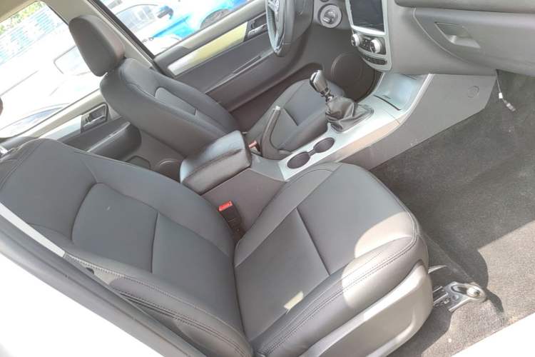 Used JAC Group T6 2020 2.0T Diesel Two-Wheel-Drive Elite Version Long Wheelbase China VI Emission Standard HFC4DB2-2E Right Front Seat