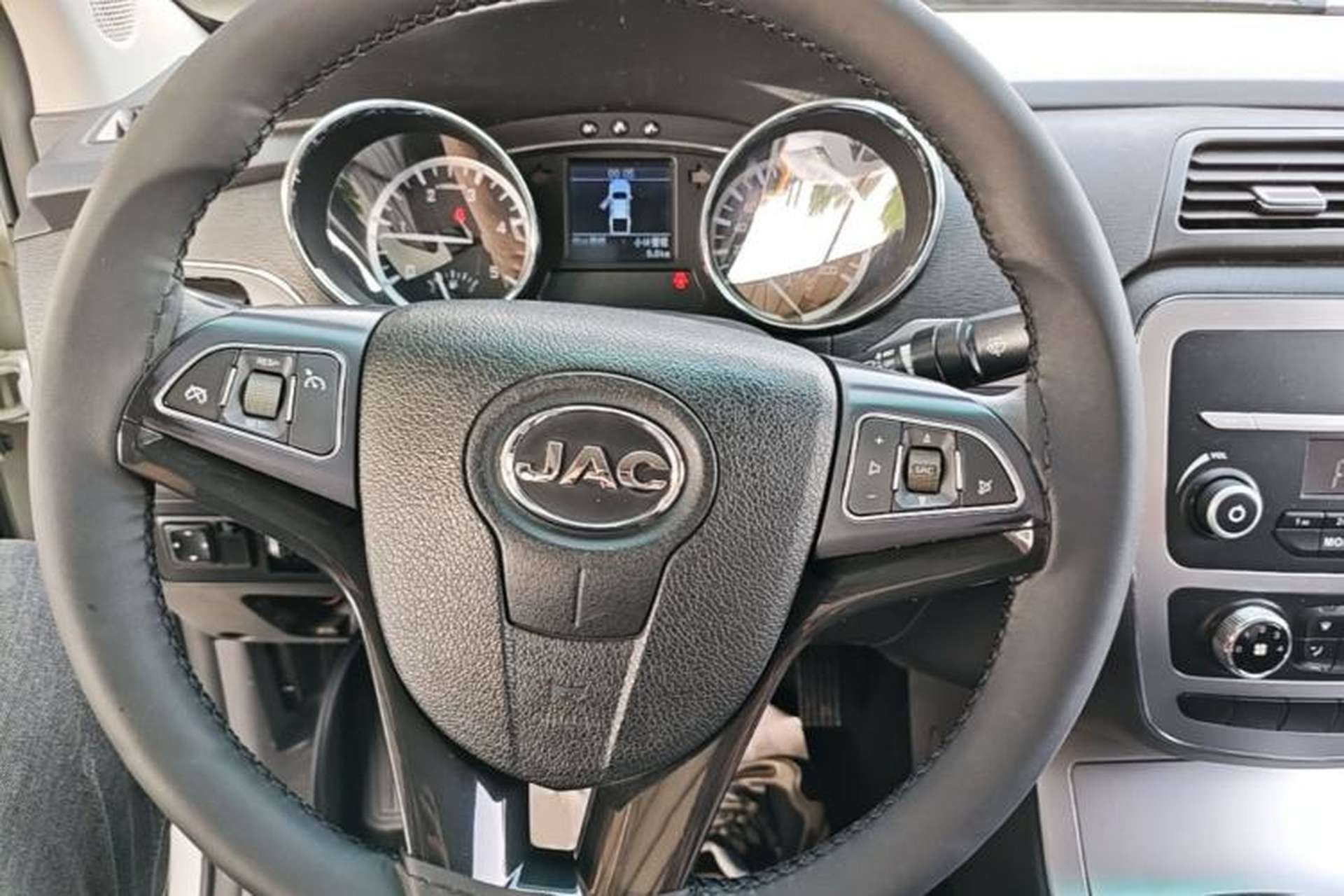 Used JAC Group T6 2020 2.0T Diesel Two-Wheel-Drive Elite Version Long Wheelbase China VI Emission Standard HFC4DB2-2E Steering Wheel