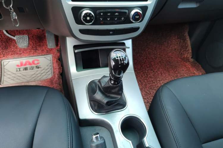 Used JAC Group T6 2022 2.0T Diesel Two-Wheel Drive Engineering Version with Long Wheelbase Gear Lever
