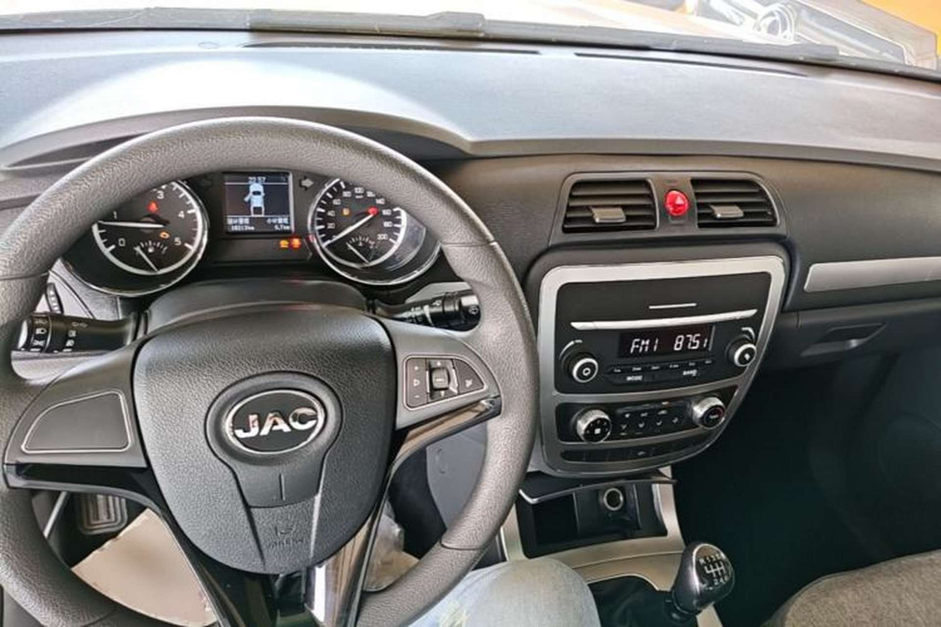 Used JAC Group T6 2022 2.0T Diesel Two-Wheel Drive Engineering Version with Long Wheelbase Center Console