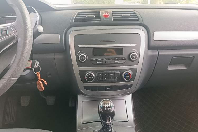 Used JAC Group T6 2022 2.0T Diesel Two-Wheel Drive Engineering Version with Long Wheelbase Audio And AC Panel