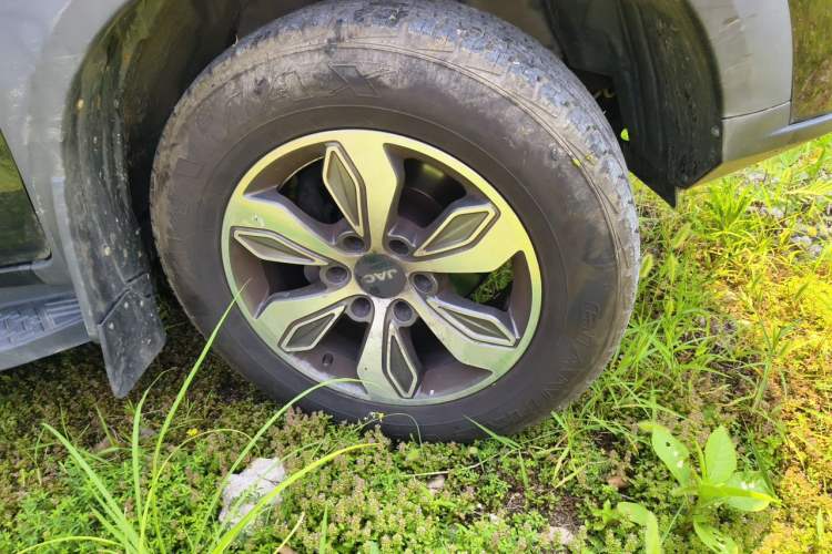 Used JAC Group T8 2018 2.0T Diesel Two-Wheel Drive Prestige Version Big Double HFC4DB2-1D1 Right Front Wheel Hub