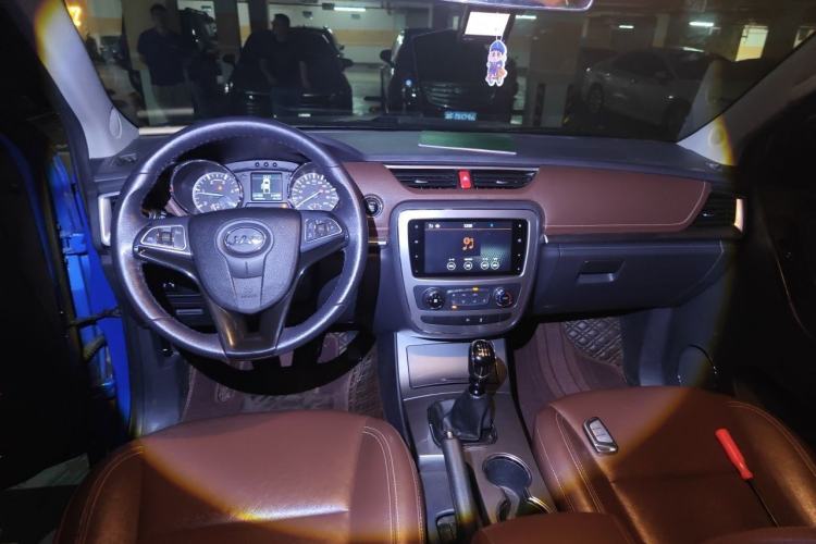 Used JAC Group T8 2018 2.0T Diesel Two-Wheel Drive Prestige Version Big Double HFC4DB2-1D1 Center Console
