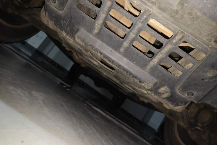 Used JAC Group T8 2018 2.0T Diesel Two-Wheel Drive Prestige Version Big Double HFC4DB2-1D1 Chassis Front