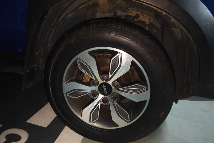 Used JAC Group T8 2018 2.0T Diesel Two-Wheel Drive Prestige Version Big Double HFC4DB2-1D1 Right Front Wheel Hub