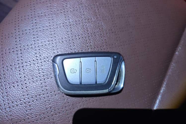 Used JAC Group T8 2018 2.0T Diesel Two-Wheel Drive Prestige Version Big Double HFC4DB2-1D1 Vehicle Key