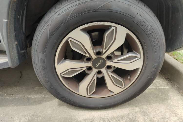 Used JAC Group T8 2018 2.0T Diesel Two-Wheel Drive Prestige Version Big Double HFC4DB2-1D1 Right Front Wheel Hub